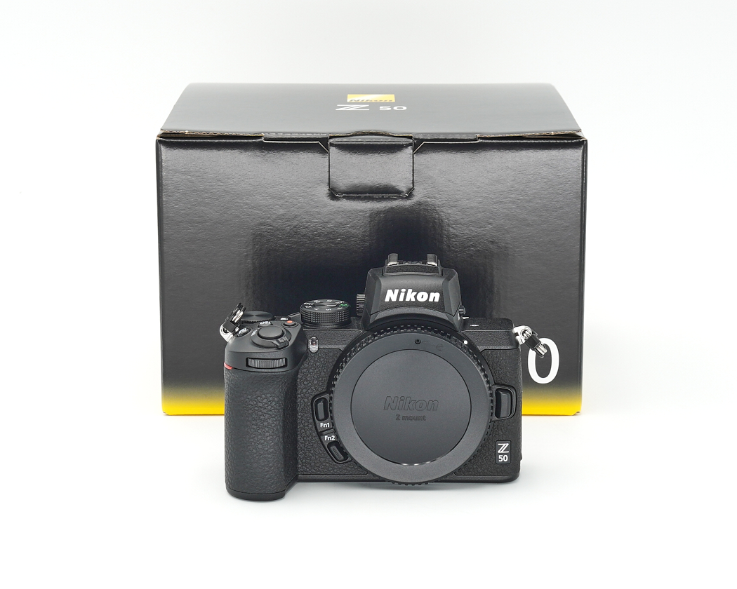 Digitale Kamera, Nikon Z50, Spiegellose Kamera, schwarzer Körper, Verpackungskarton