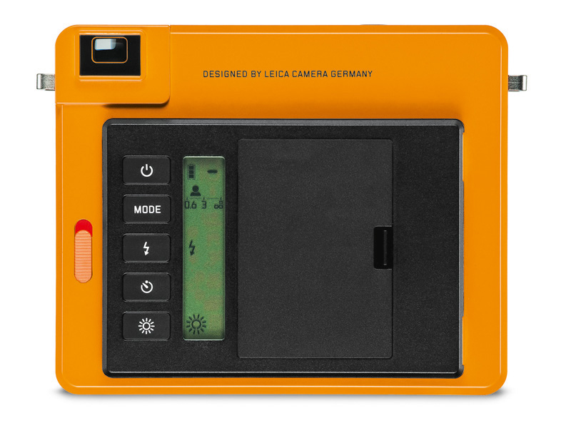 orange Kamera, Sofortkamera, integrierte Sucher, schwarzes Bedienfeld, Speicherkartenfach