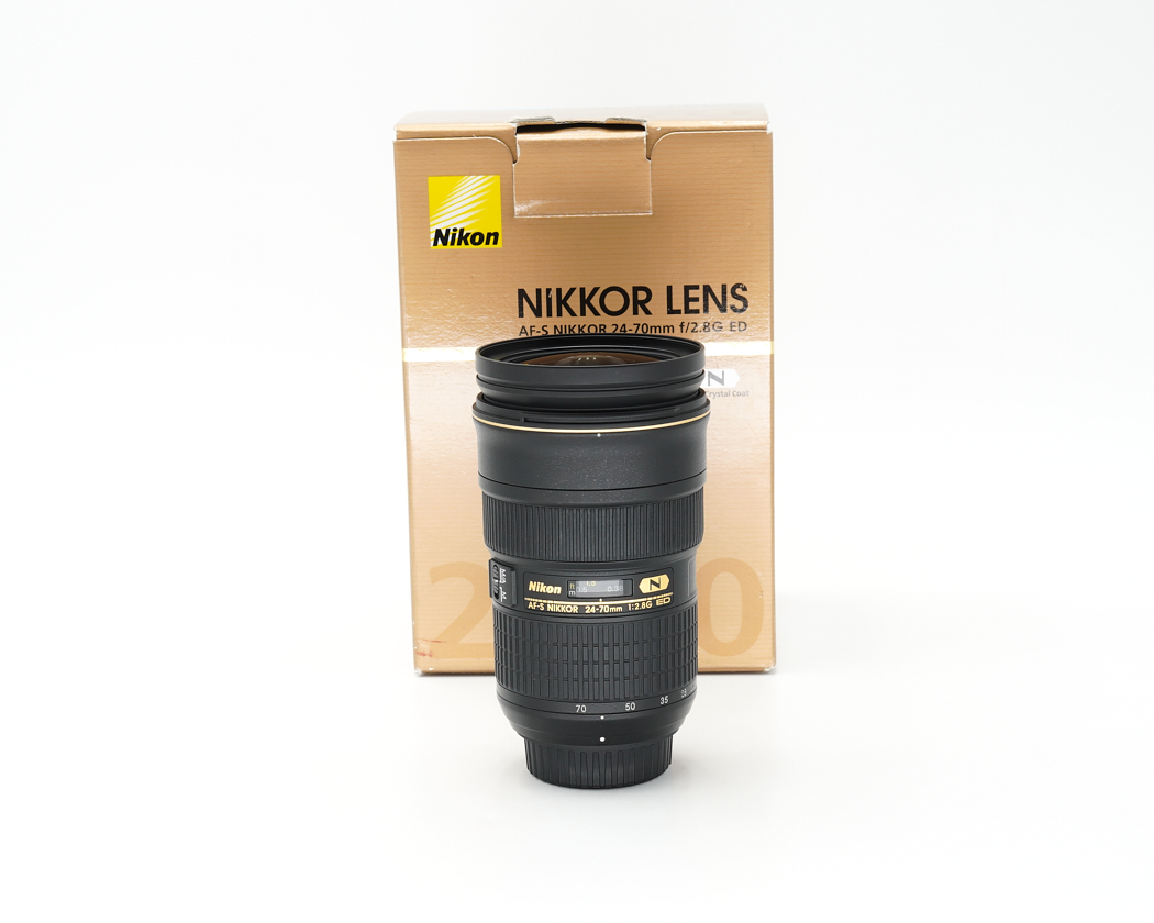 Nikon Objektiv, Nikkor 24-70mm, Kameraland, schwarzes Objektiv, Verpackung enthalten
