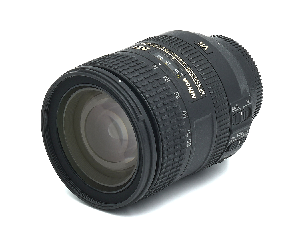 Objektiv, Nikon-Objektiv, Kleinbild/APS-C-Objektiv, Brennweitenmarkierungen, metallisch-schwarz