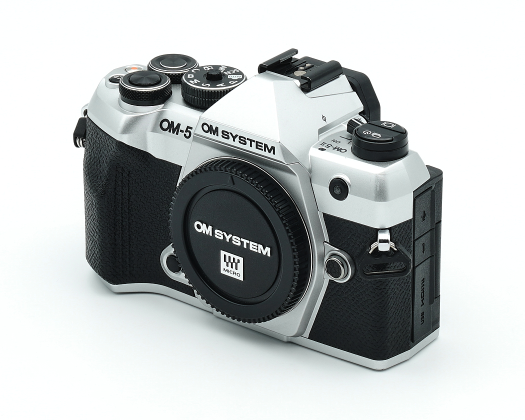 kamera, digital, OM System, Gehäuse Silber, schwarzer Griff